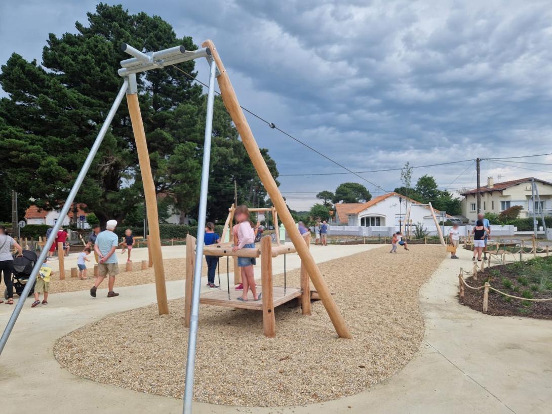 Tyrolienne avec enfants prêts à s'élancer